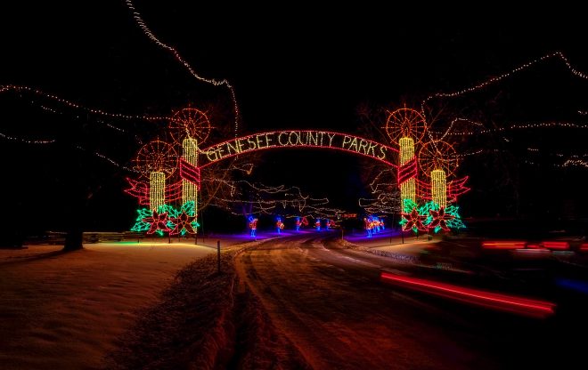 Arco de entrada a la Navidad de Crossroads Village. Facebook